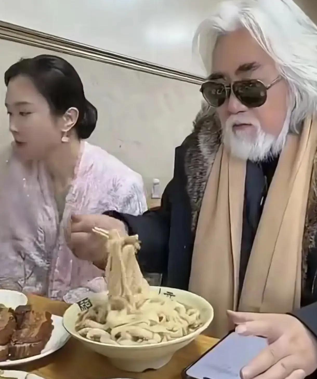 都说当导演有钱，张纪中导演生活也不咋地，和夫人杜星霖一起吃面刷到张纪中导演的