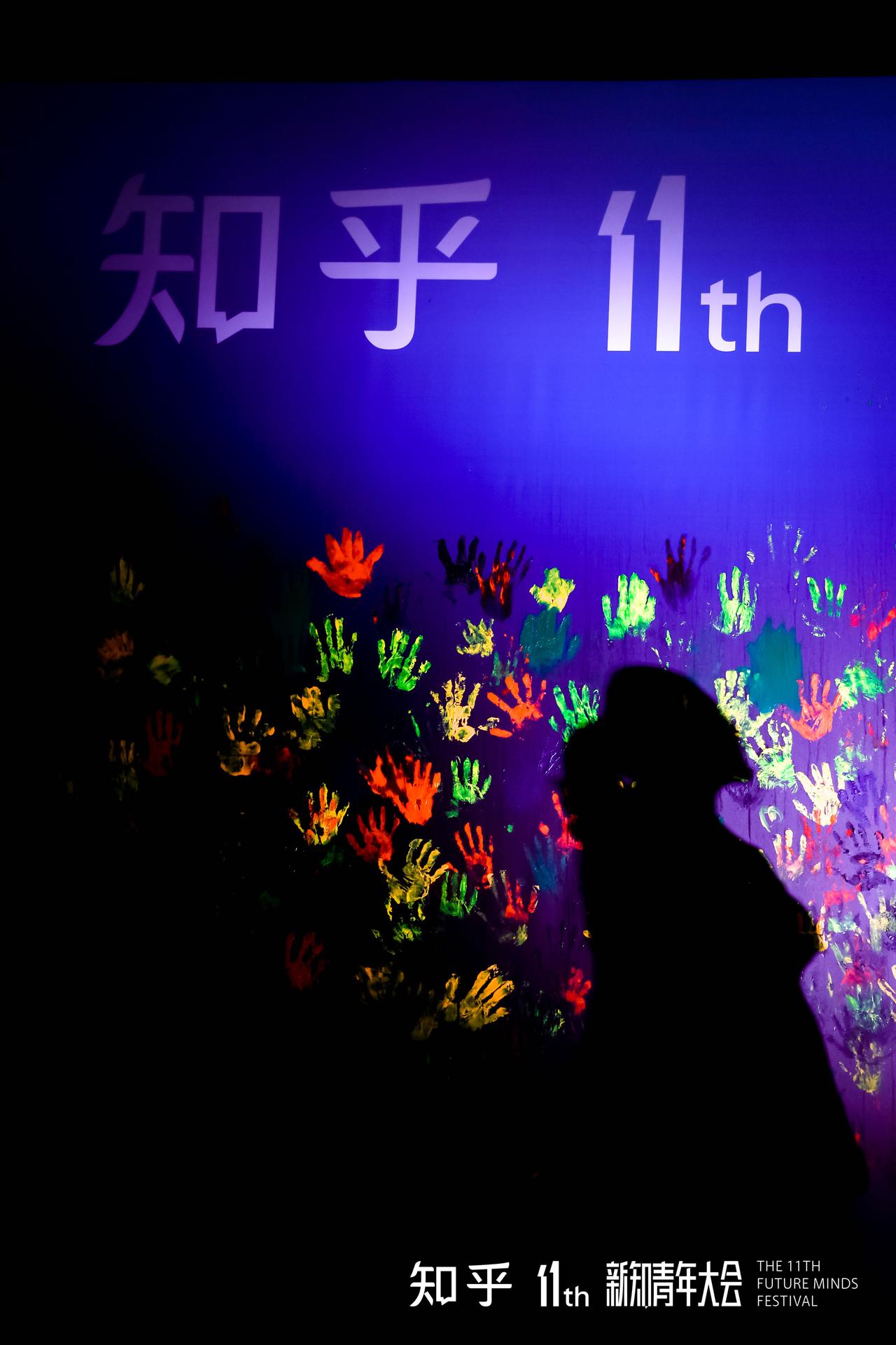 这次去知乎大会，给我印象最深的，是知乎在办会这件事上的微创新。整个主论坛，没有单