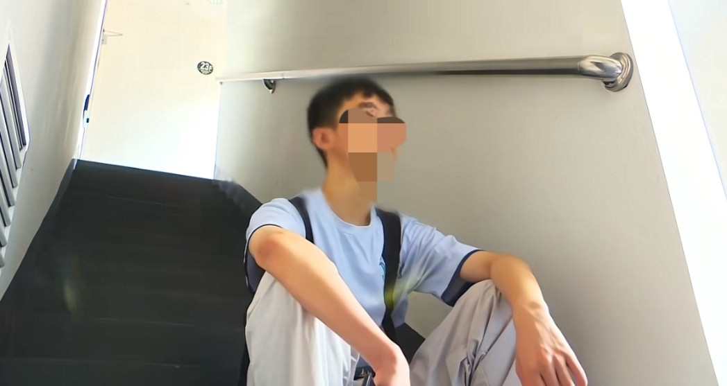 坐在楼道的男孩“有家难归”，父母换锁，他说是因没考上985，父母却说他不守规矩