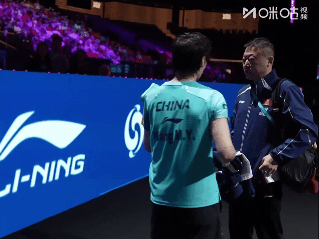 马琳指导也体验了一把扔毛巾[笑着哭]！今晚，曼昱🇨🇳4-2力克桥本帆乃香🇯