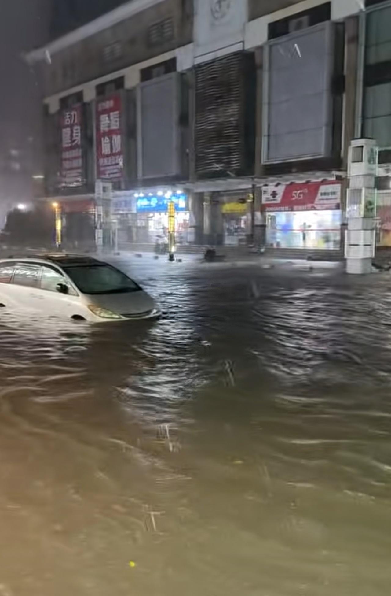东莞昨晚这场雨下的大家有点措手不及啊！一直到6点钟还是阳光明媚，热浪逼人，站在