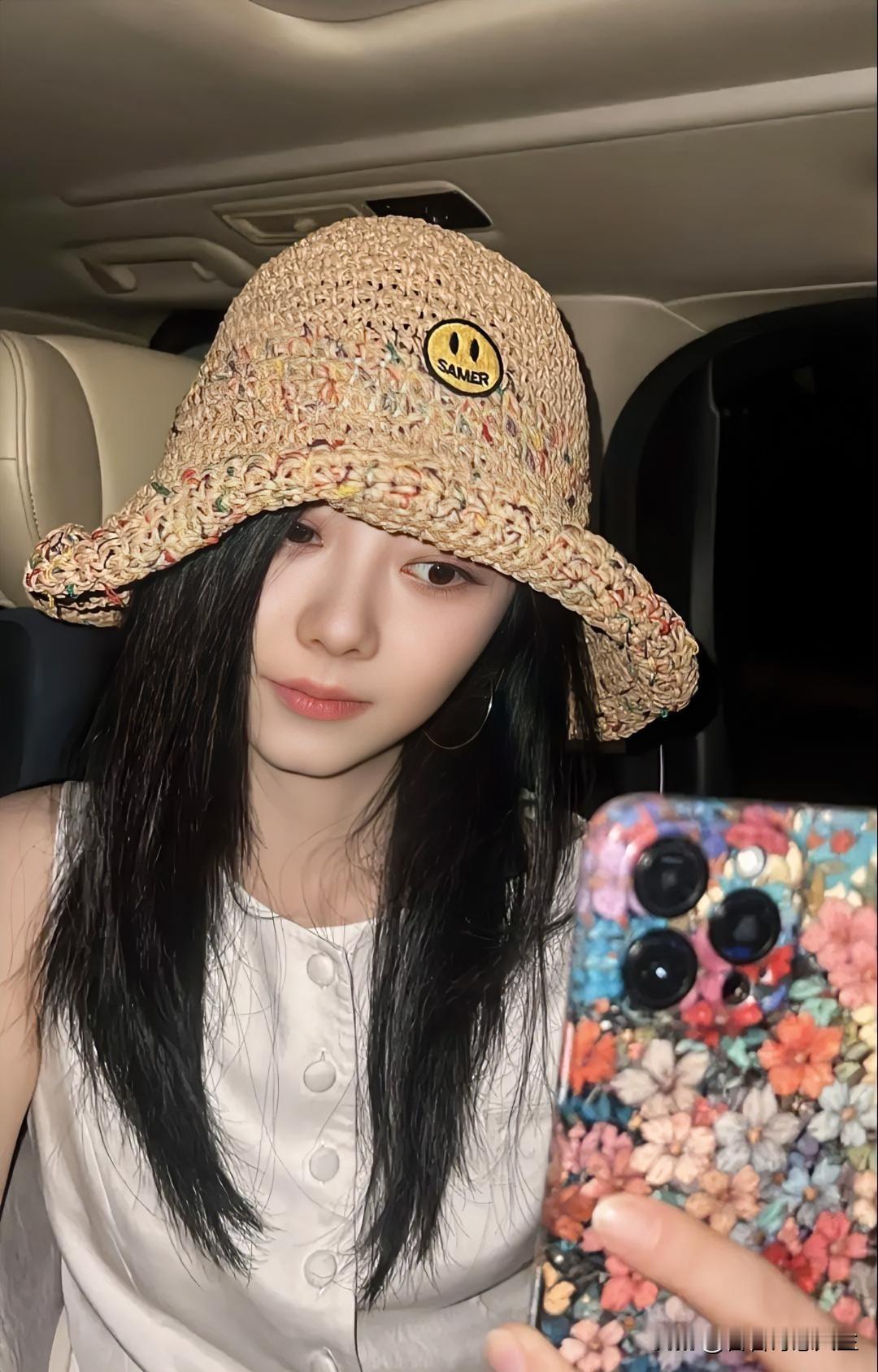 谭松韵的自拍也太自然了吧，完全看不出修图痕迹~白鹿自拍谭松韵捧花照软妹感自拍