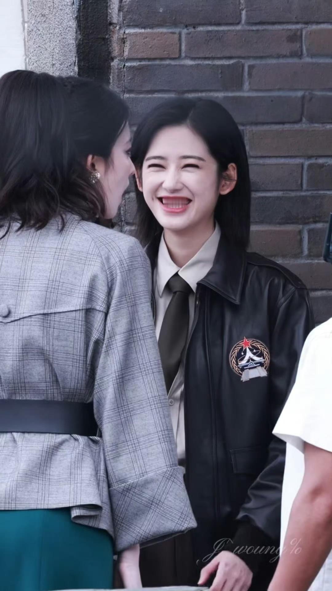 王楚然给鹤秋整理头发，还拥抱了，王楚然鹤秋我大吃一口🤩​​​