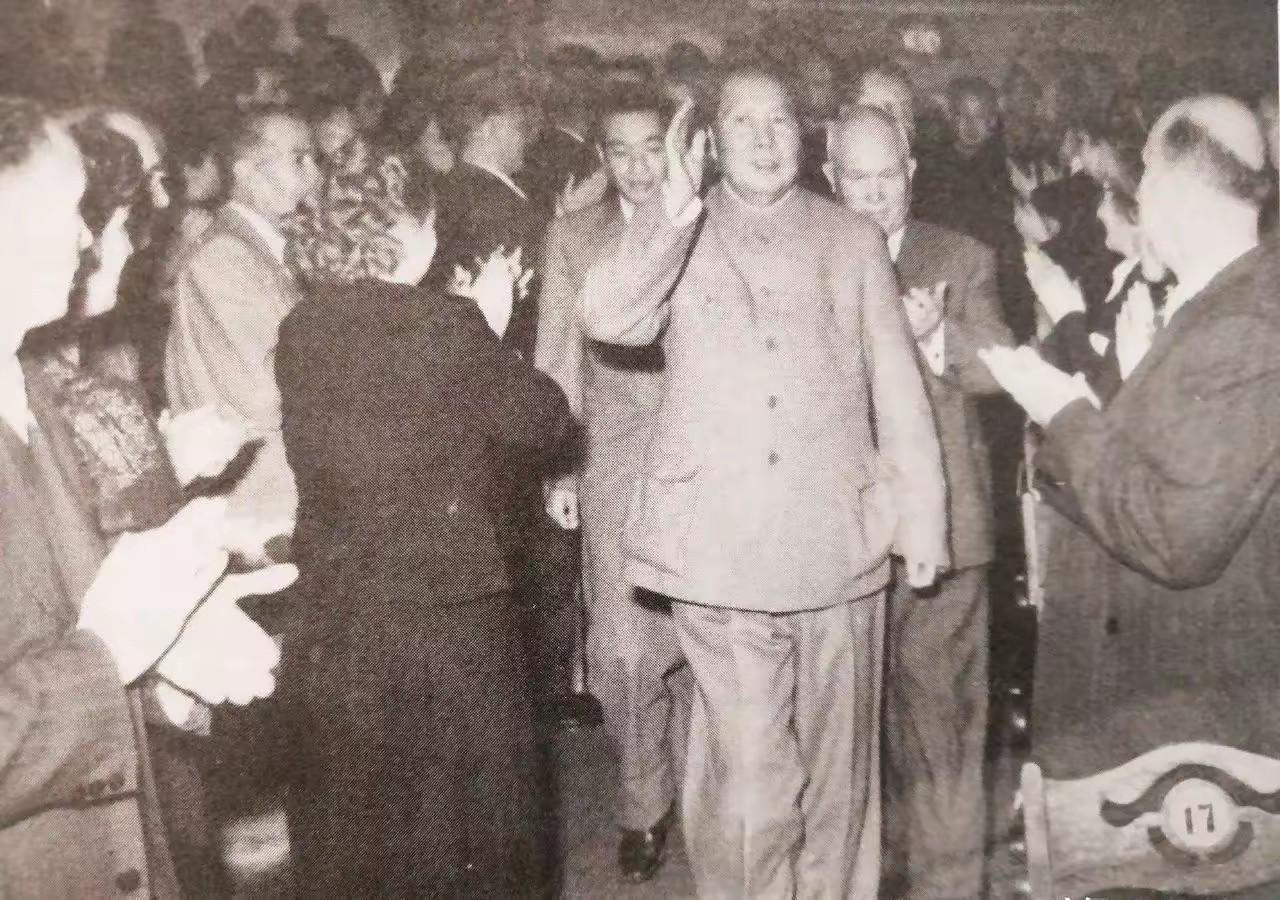 1953年那会，教员在社会主义阵营里的形象，就已与斯大林并驾齐驱了。这一切，