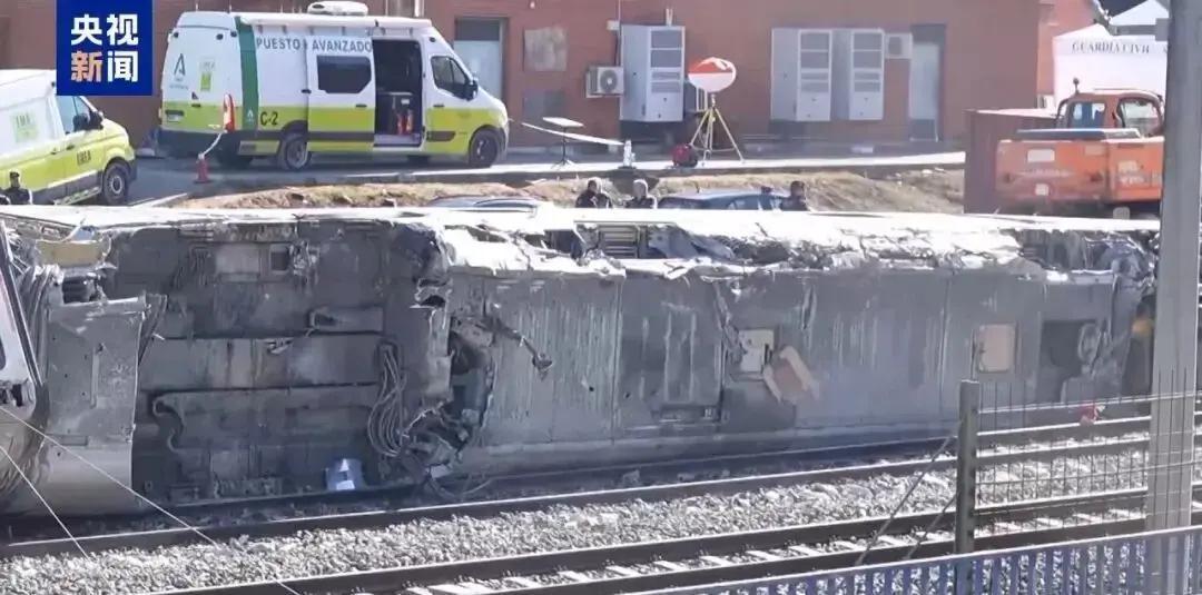 1月18日，西班牙南部科尔多瓦附近，两列高铁突然相撞，瞬间夺走45条生命，上百人
