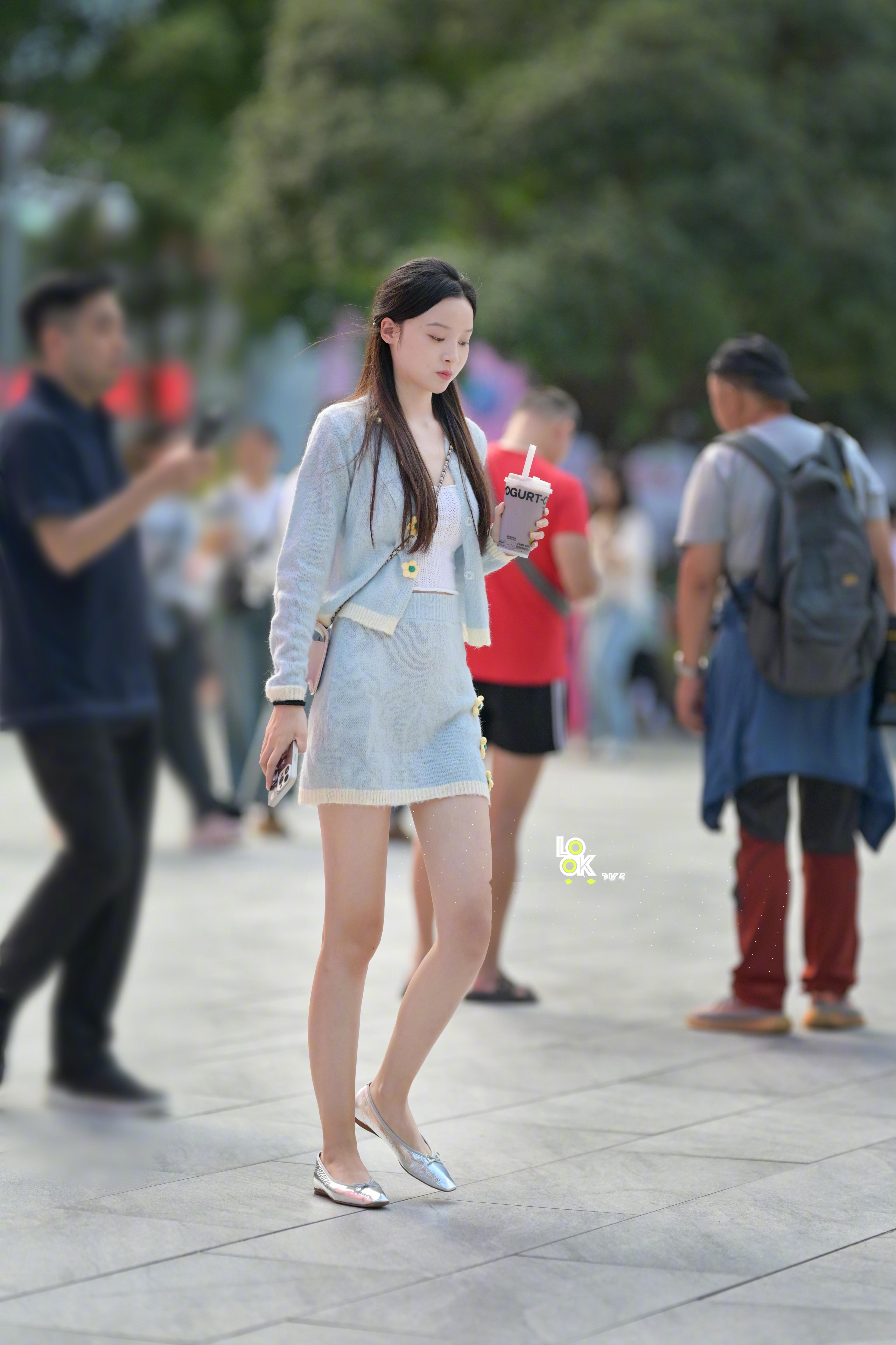 白色和粉蓝色的组合最好看了