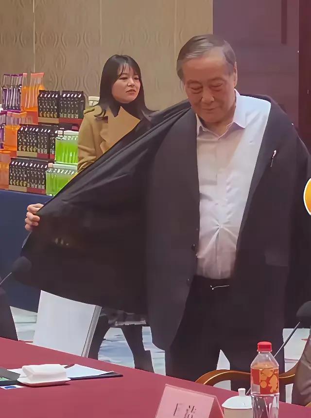 宗庆后、私生子、身与名、一起臭。宗馥莉、不孝女、娃哈哈、误国民。
