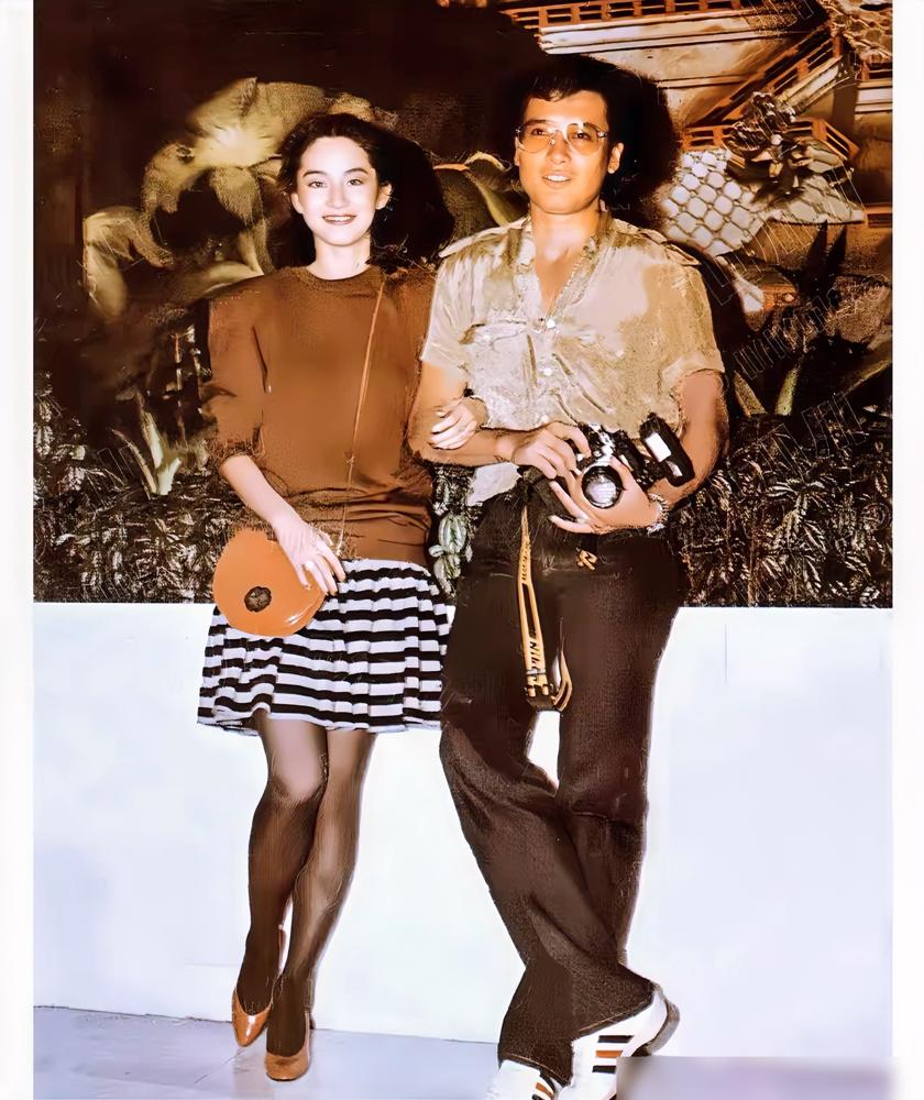 1980年旧金山，33岁的秦祥林和27岁的林青霞拍了张订婚合影。两人郎才女貌，笑