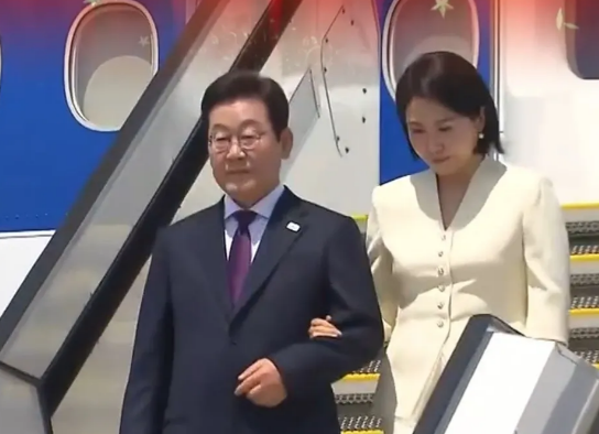 韩国媒体破防了，韩国总统李在明首次访美，仅有两名低级别美国官员迎接，韩国媒体“嫌