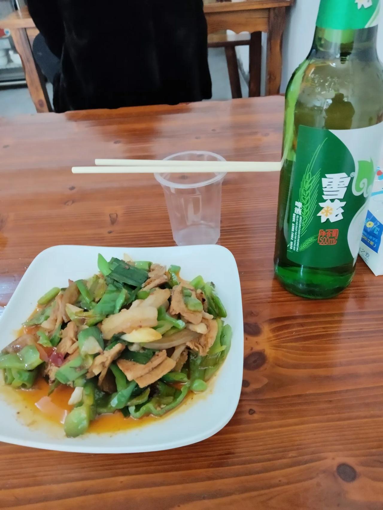 今天铺货，中午在杭州的一家饭店吃饭。点了一盘回锅肉23元，米饭2元，雪花绿瓶