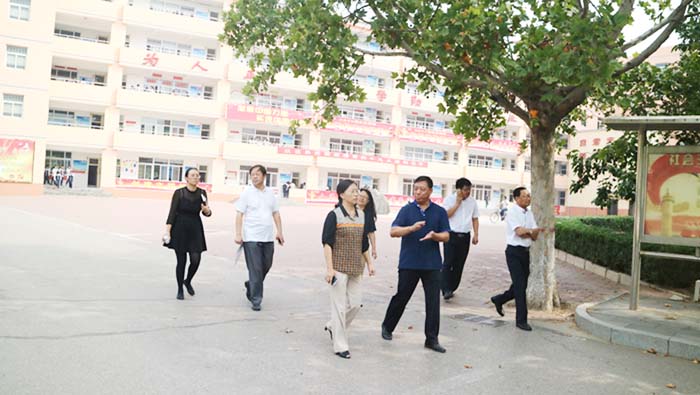 武邑县副县长鲍建明到武邑中学进行调研