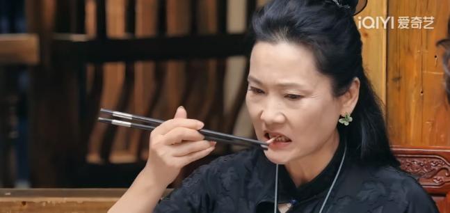 何赛飞在贵州吃了一口凉拌折耳根，立刻面露痛苦的吐掉了，然后不解的问宁静：“你们为