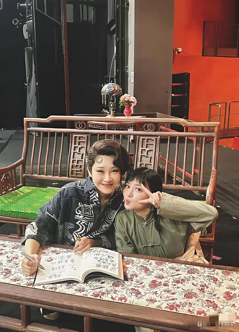 “不老女神”许晴似乎也掉进了频繁医美的怪圈，这位曾广受大众赞誉“少女脸”“白月光