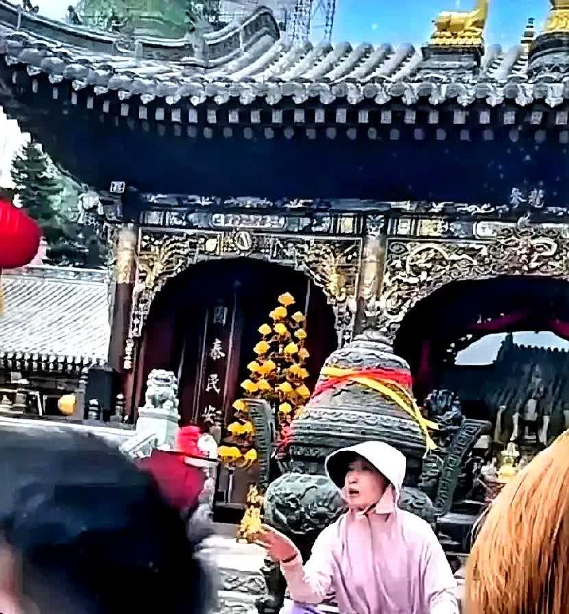 五台山五爷庙本是清静之地，香客络绎不绝，来此求平安。近日却发生怪事。