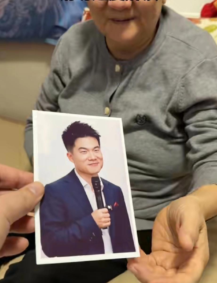 网上这位老太太真的太有才了！她看着董宇辉的照片，做了点评。归纳总结，有以下十点