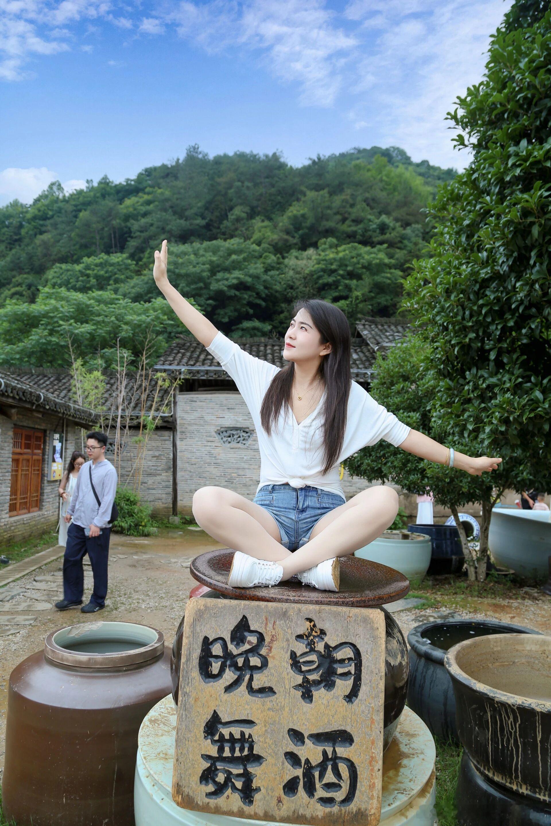 时尚穿搭今天穿什么ootd白色体恤搭配蓝色牛仔热裤旅游打卡拍照美美哒
