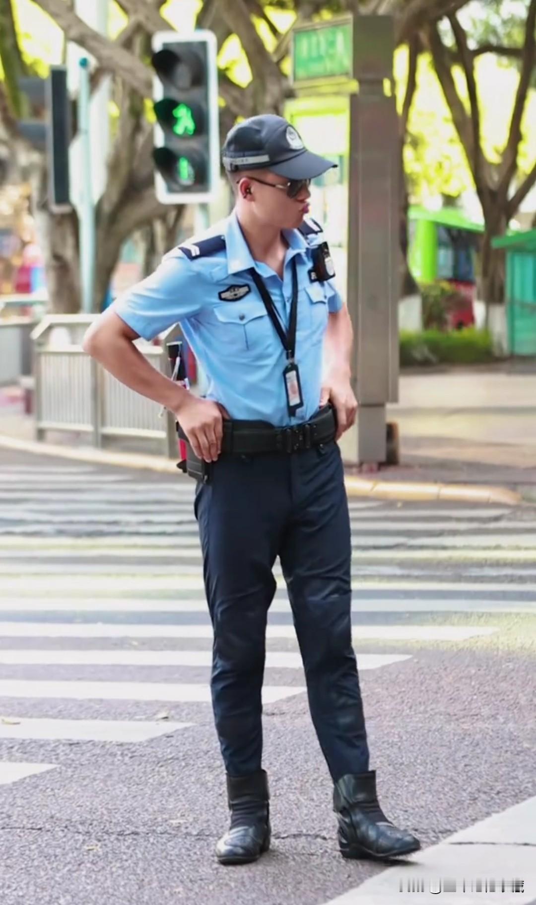 泸州这位帅交警比自贡交警陈俊还要痞帅！他的身材更加修长挺拔，皮肤白皙，噘嘴卖萌更