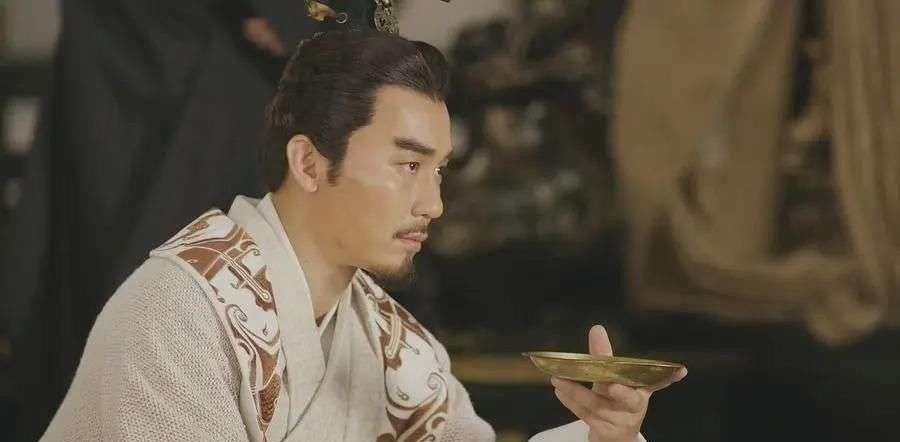 为何曹丕只活了40岁，看看曹操死后他都干了什么？色是一把刮骨刀