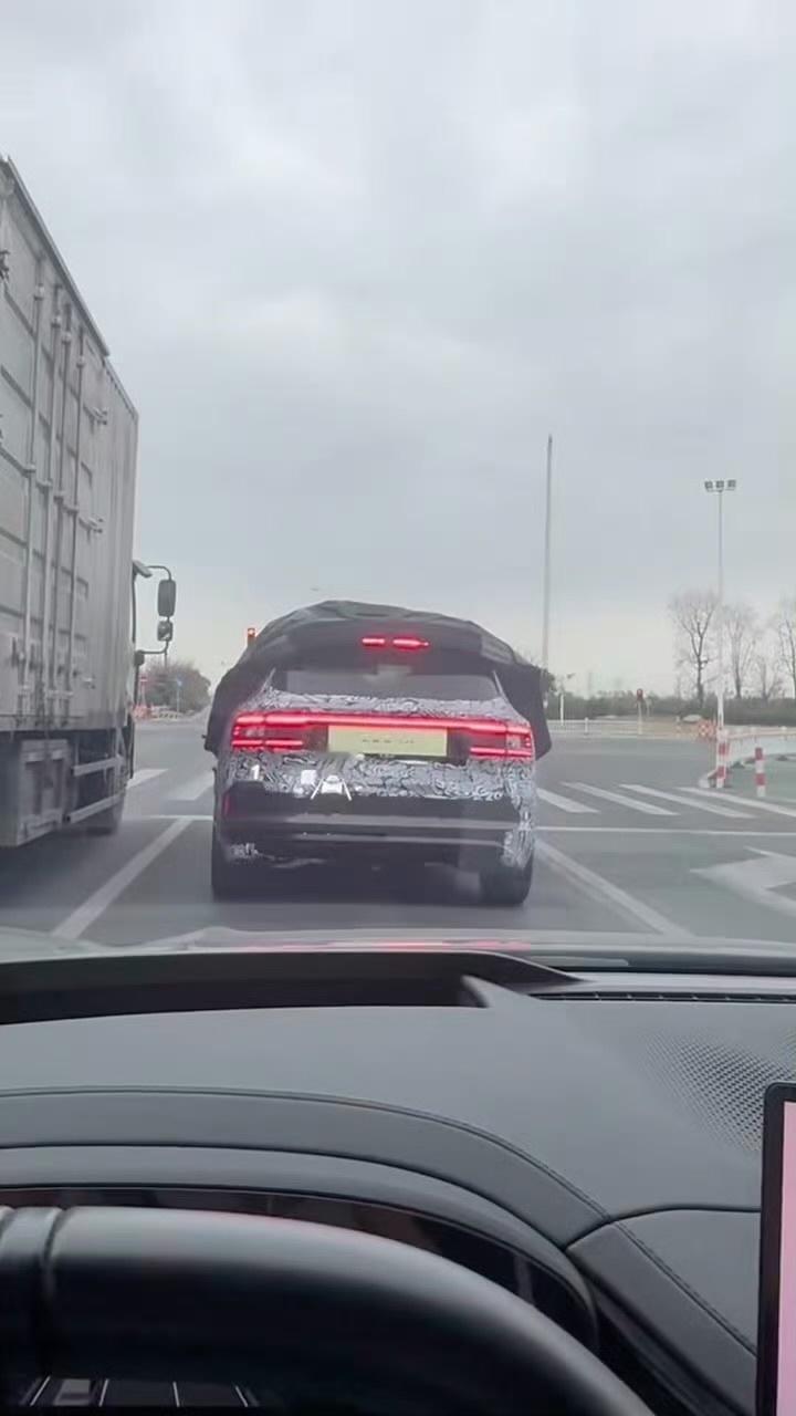 这两天大家都说极氪8X正式命名可能叫极氪9S，这个S后缀应该是有运动版的意思