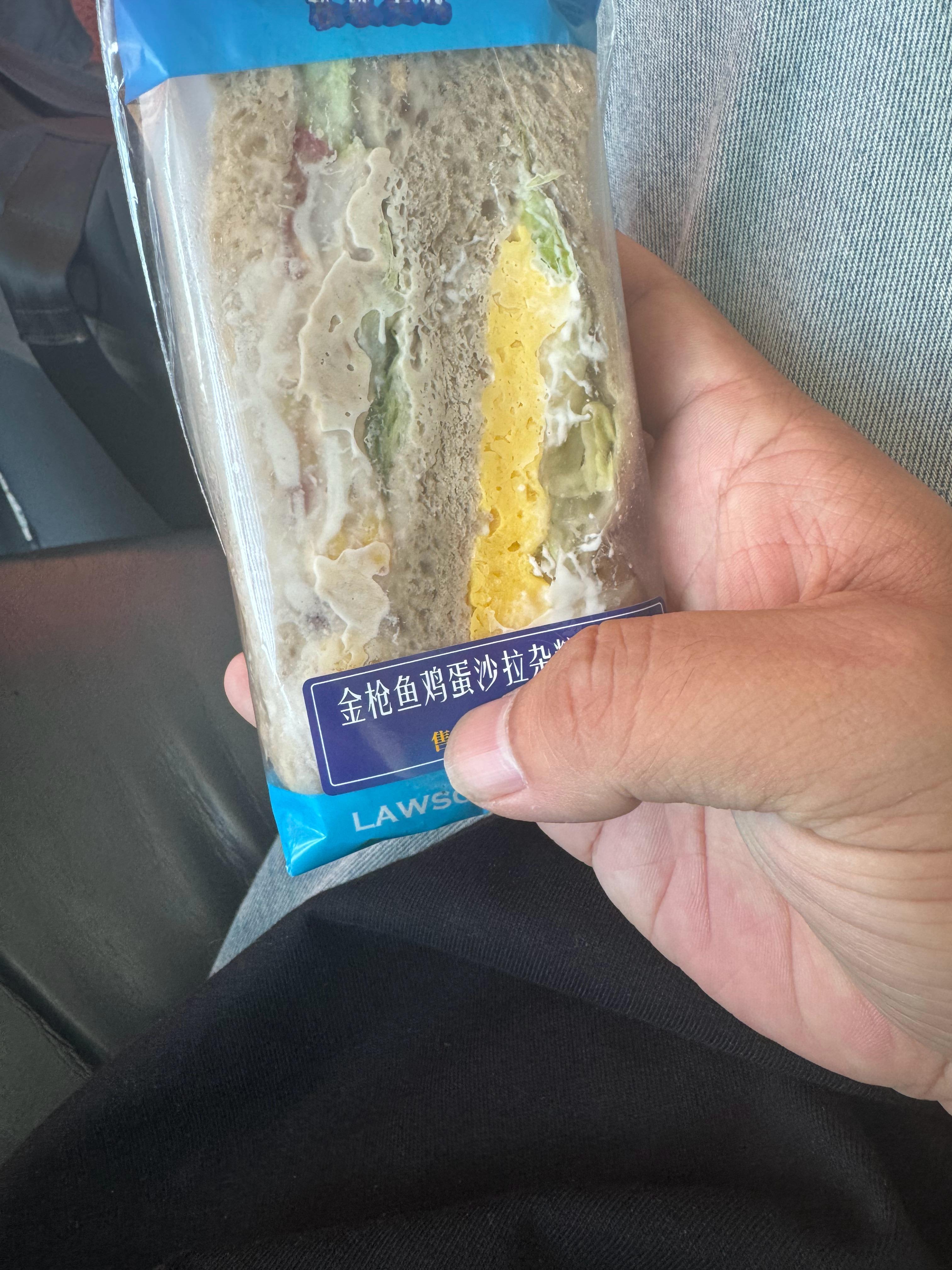 机场补点饭，准备飞。​​​