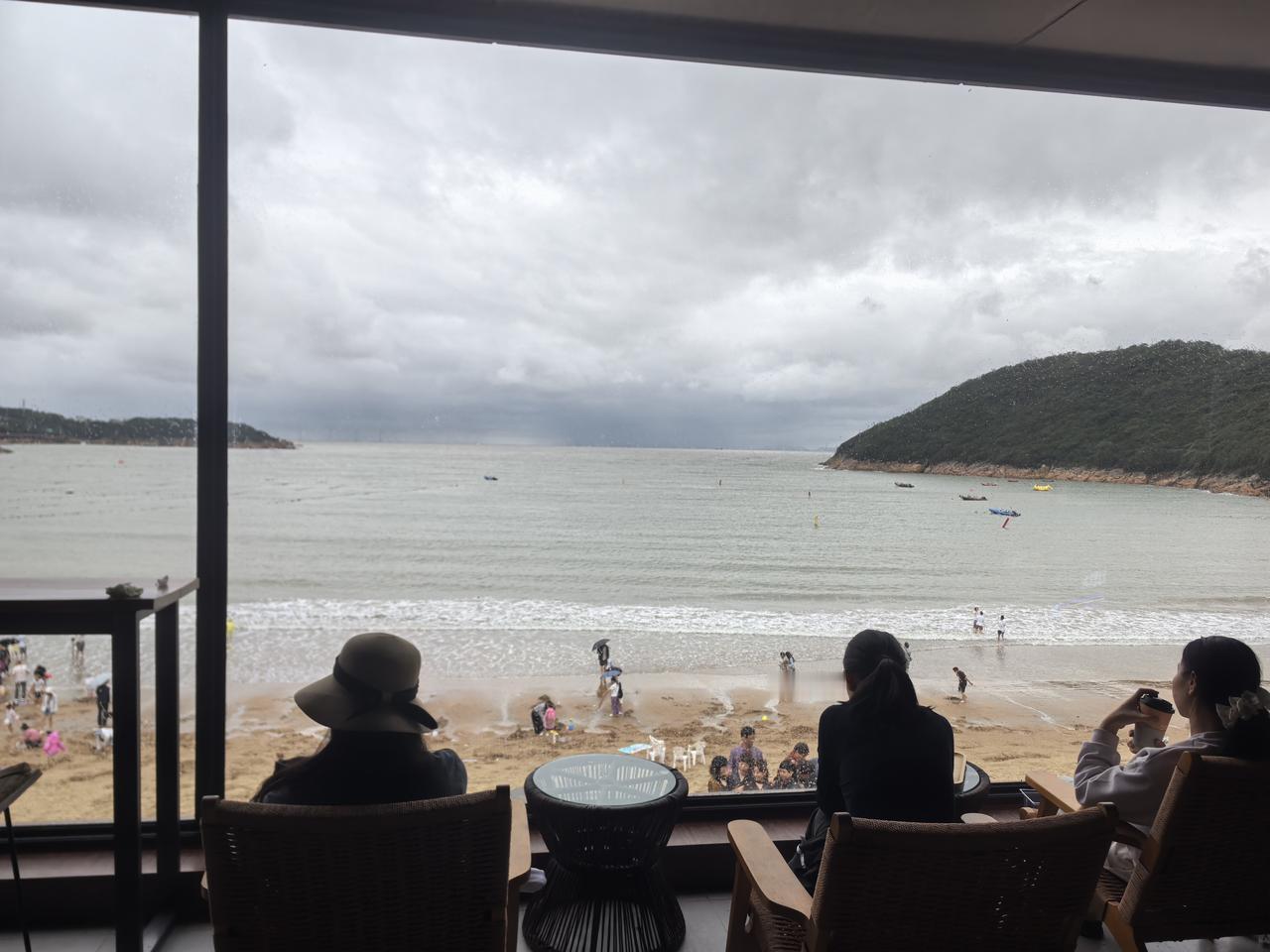 今天，天翁接着昨天依然在下雨，这雨也是老跟着我们啊，从杭州下到松兰山，说大不大，