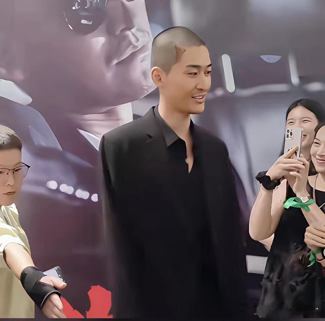 明星这是真实存在的么？曾经好歹是男神级别的颜值。