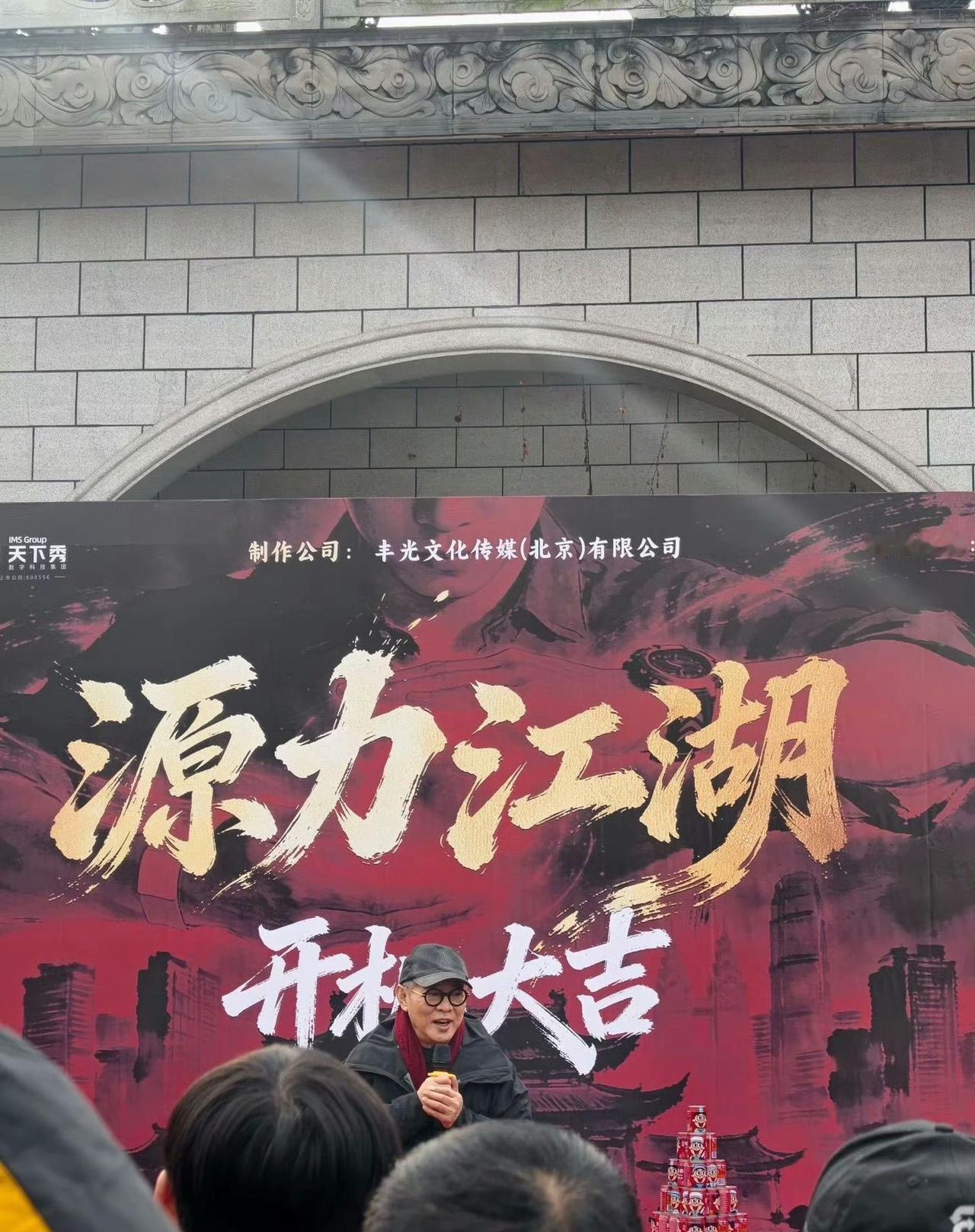 62岁的李连杰，一头扎进了短剧。图什么？他没演主角，甘当“绿叶”，在重庆璧山