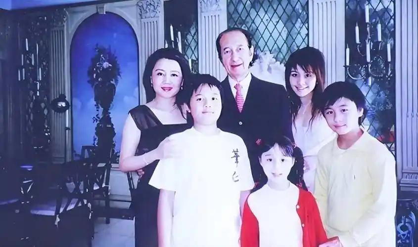 梁安琪:"何猷邦是我与何鸿燊先生亲生儿子,因身体原因,家族数十年未曾对外公布.何