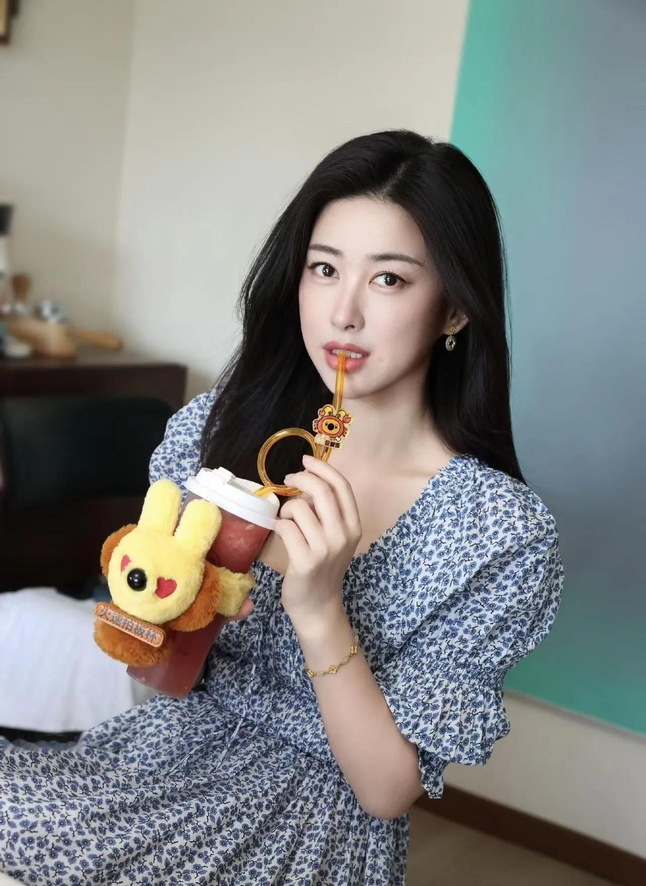 谁懂啊！朱珠把“奶奶碎花裙”穿成了约会战袍！以前觉得蓝碎花裙土，直到看她穿
