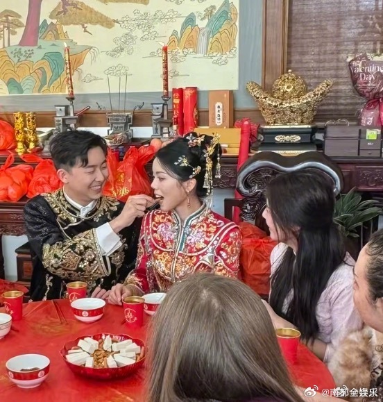 卢昱晓给朋友当伴娘速速来看这个乖巧的噜噜晓！给朋友当伴娘的晓晓，好温柔！淡妆半扎