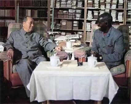 毛泽东逝世后，赞比亚国父卡翁达总统在长长的唁电中哀思：“毛泽东让中华人民共和国同