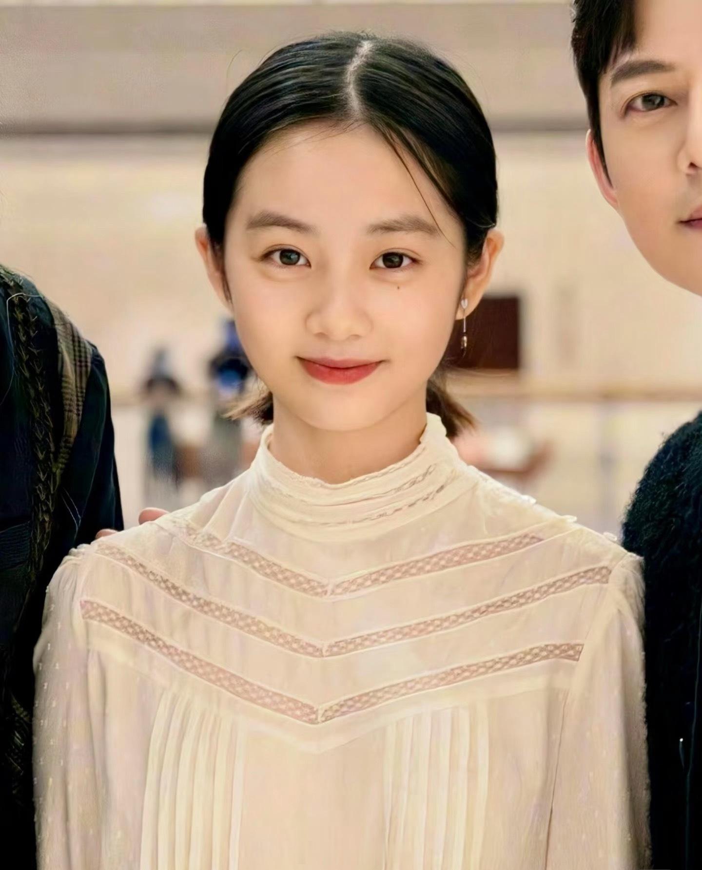 黄多多好漂亮当年看爸爸去哪儿时，就感觉到黄磊对女儿的期待很大，多多长大后黄磊一方