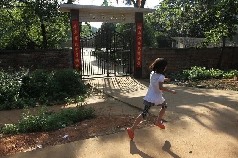 一位五十三岁的乡村教师说，教书三十一年，他发现了这样一个事实：上小学上中学，大家