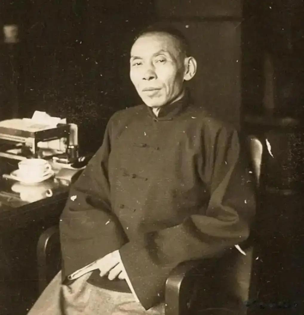 蒋介石带宋美龄第一次见杜月笙，老杜仅看一眼她的落座姿势，当即悄悄对心腹说了句话，这句话后来竟成了他一