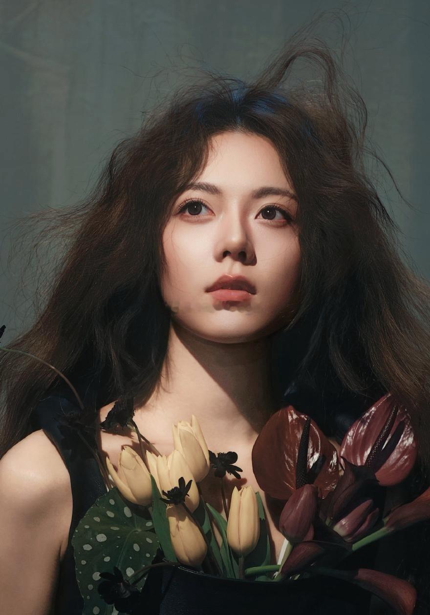 1.张靓颖现在这个对象，之前给她跟冯珂当过伴郎，他们俩现在感情还算比较稳定的。2