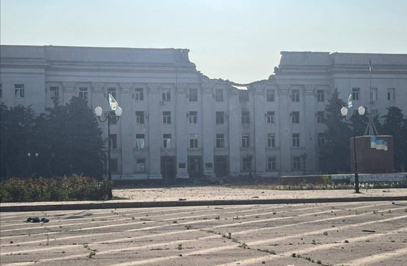 今天早上，乌克兰赫尔松州行政大楼，遭到俄罗斯FAB滑翔炸弹袭击，被炸出来一个大缺