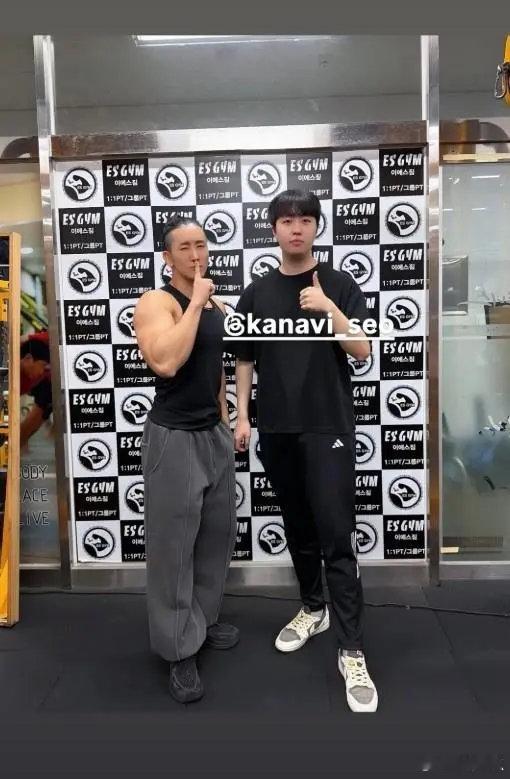 这教练一看就是faker粉丝。Kanavi分享自己在健身房和教练的照片2025L