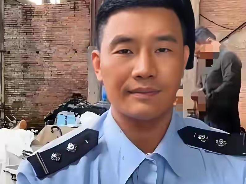 我想说，嘎子哥，你胆子贼大！终于不作了。你穿警服直播卖货，谁给你的胆