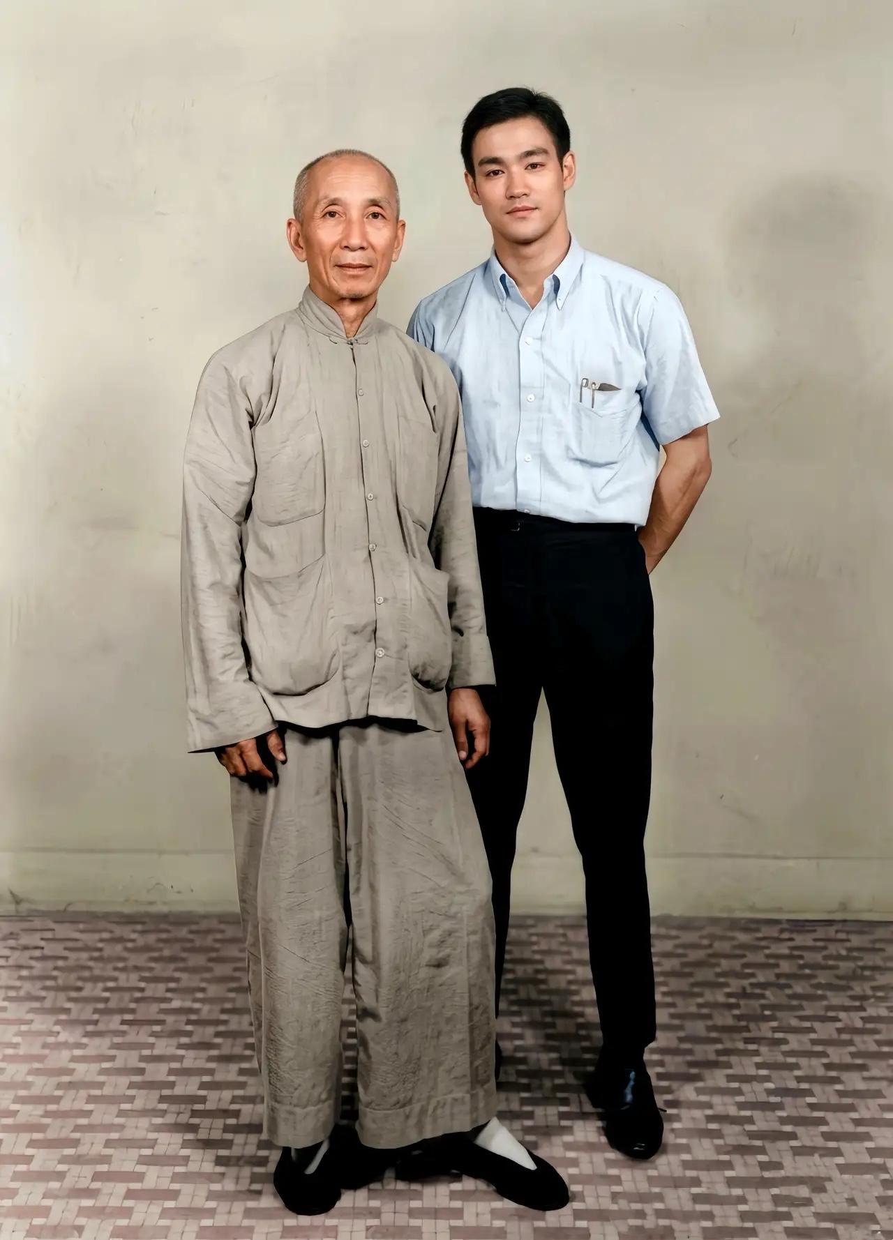1971年，李小龙与晚年的恩师叶问的珍贵留影，当时的李小龙已经是功夫巨星，回港是