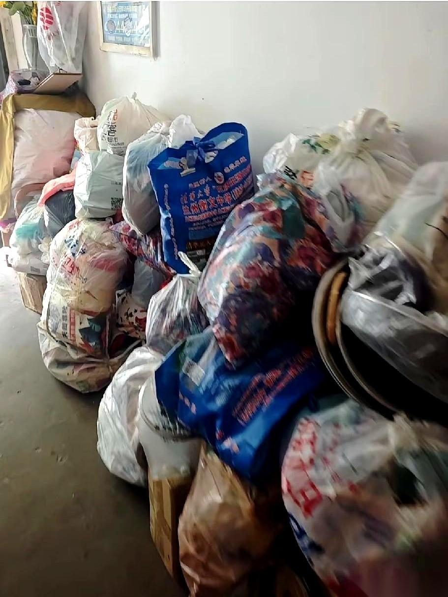 吓出一身冷汗。一个露宿在小区院子里两个月、精神不太正常的大姐，突然开始疯狂往我