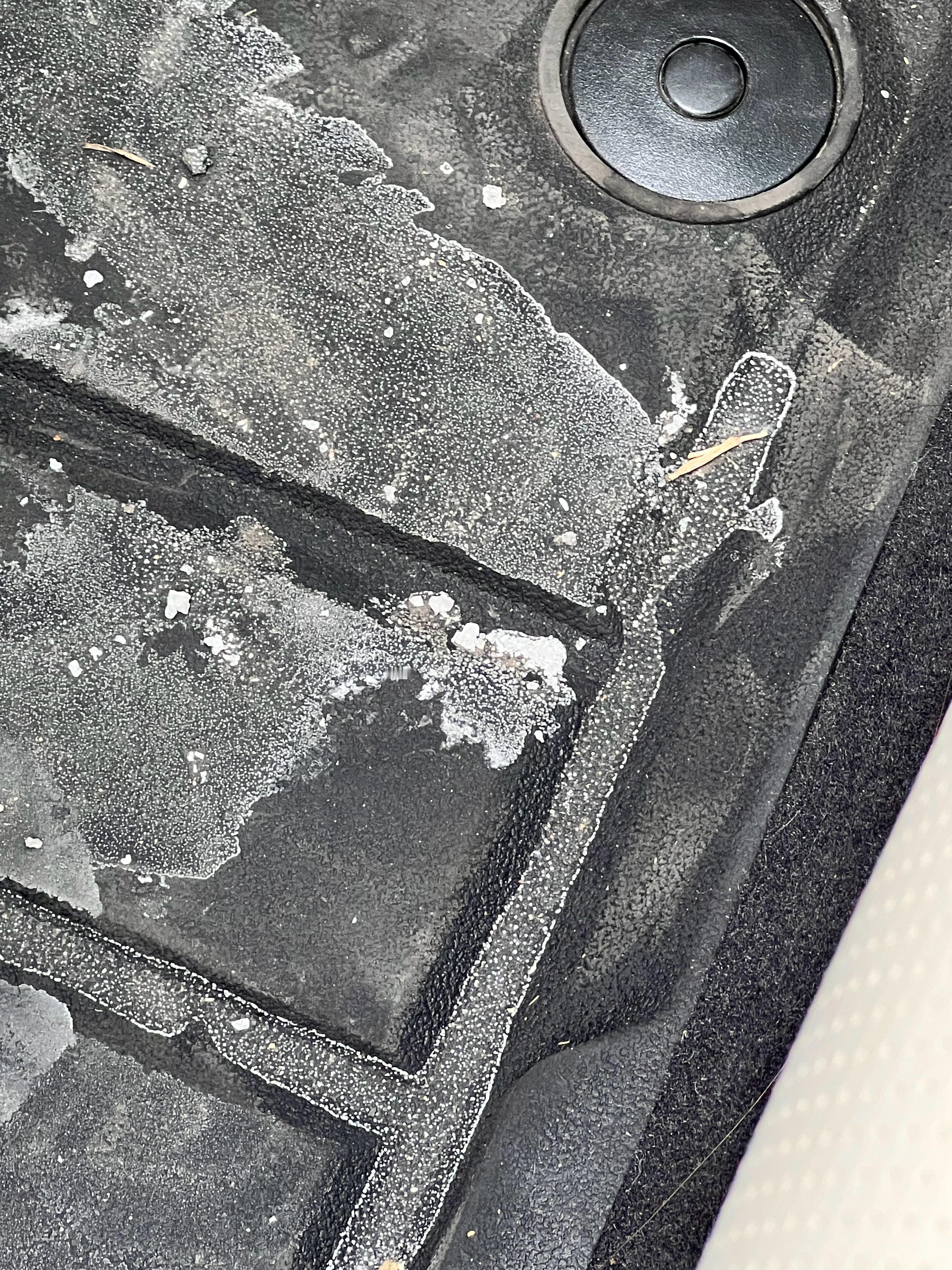 昨天天津下雪，我就走了一点点路没想到路上融雪剂含量这么高，今天地上全是盐疙瘩。