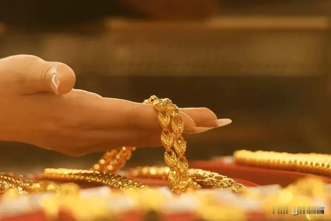 “买涨不买跌，越抢越心慌”，这话在今年双11的黄金市场上太应景了。往年这时大