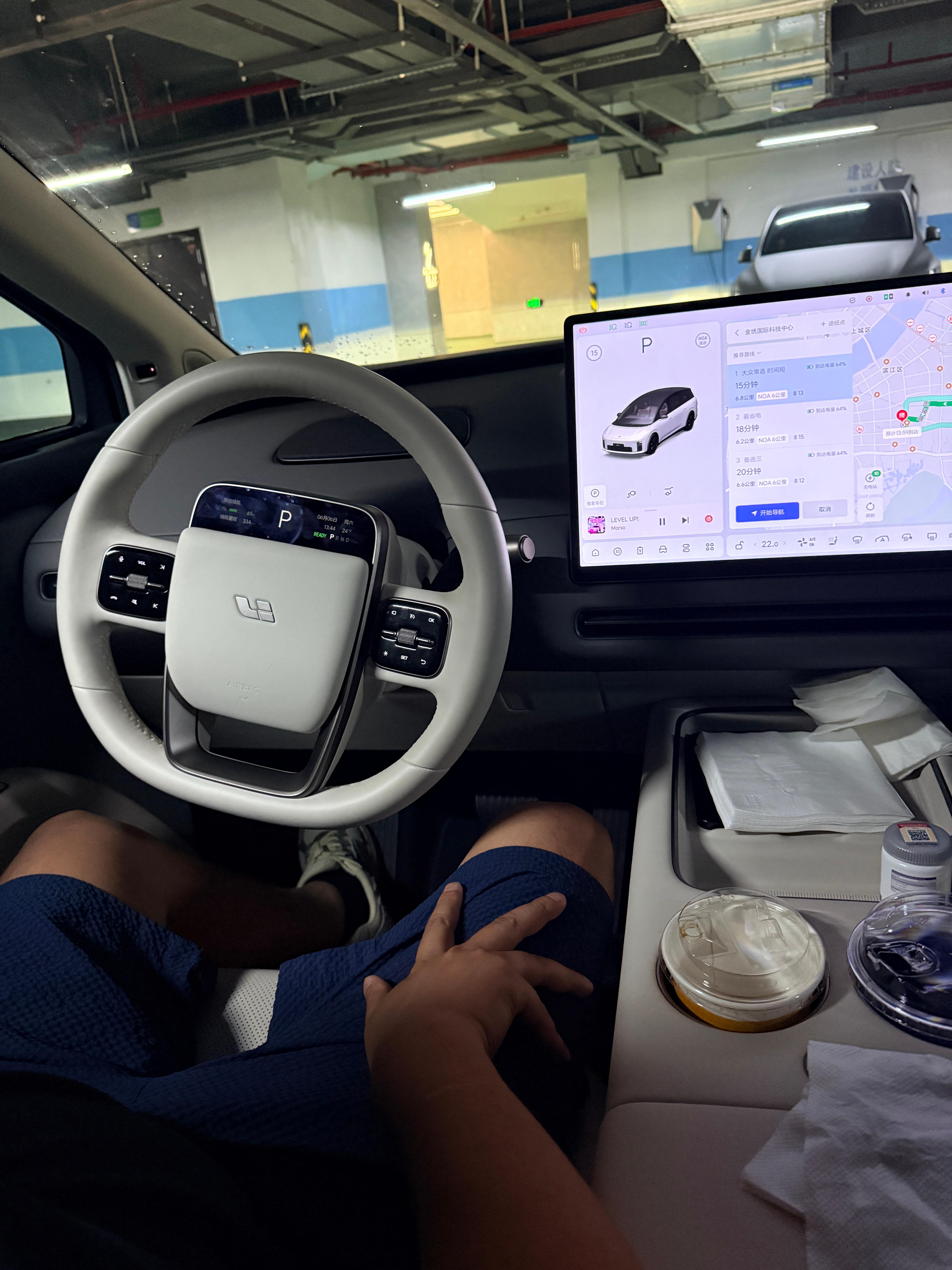 理想i8今天坐理想i8这个显示屏幕看着好难受汽车