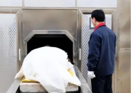 1995年，东莞市殡仪馆内送来了一具已经开始发臭的女尸，火化工人何亚胜正准备把她