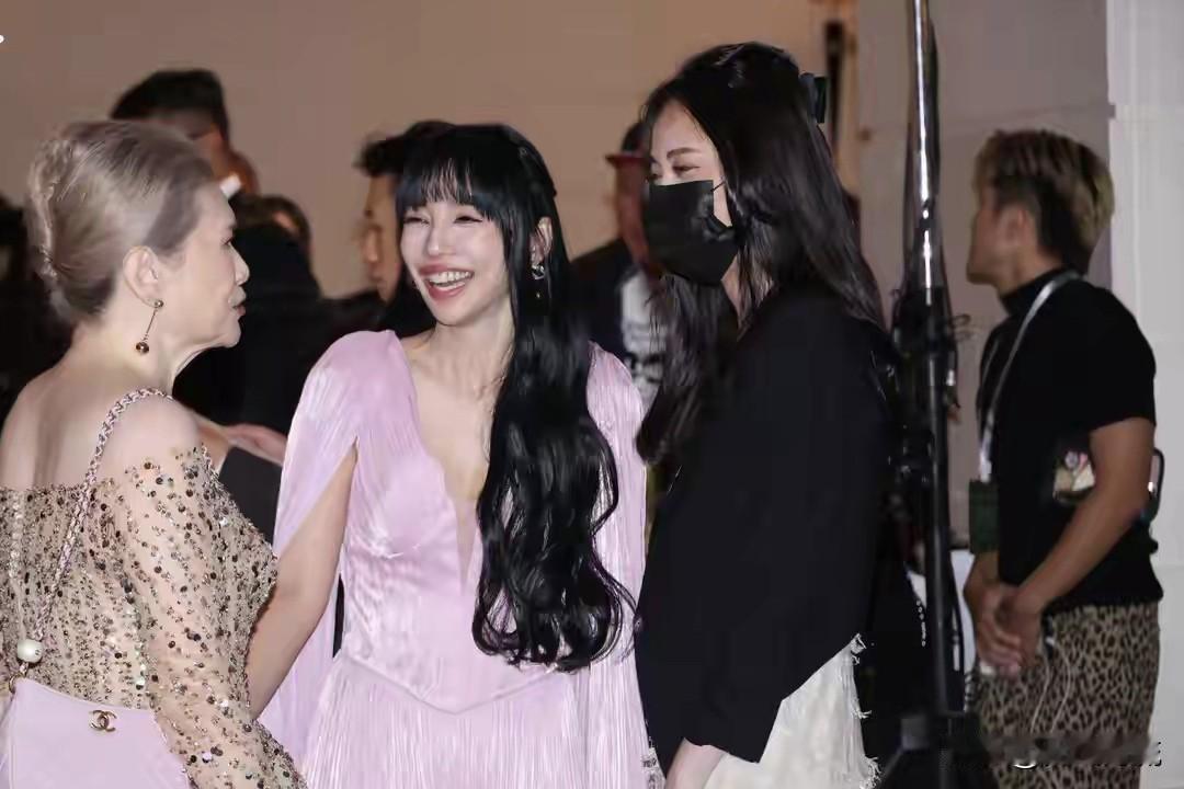 婚礼现场衣着反差引热议，明星穿搭态度悬殊，网友各执一词林心如和李靓蕾上周出现在
