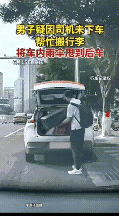 随手一甩，800元没了。脾气大，又矫情！这么大男人连个行李箱都搬不动吗？就因为