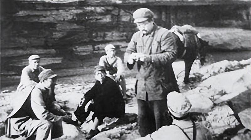 1928年3月，任弼时被捕，敌人派兵将他押往安庆。军警突然包围南陵茶馆时，任