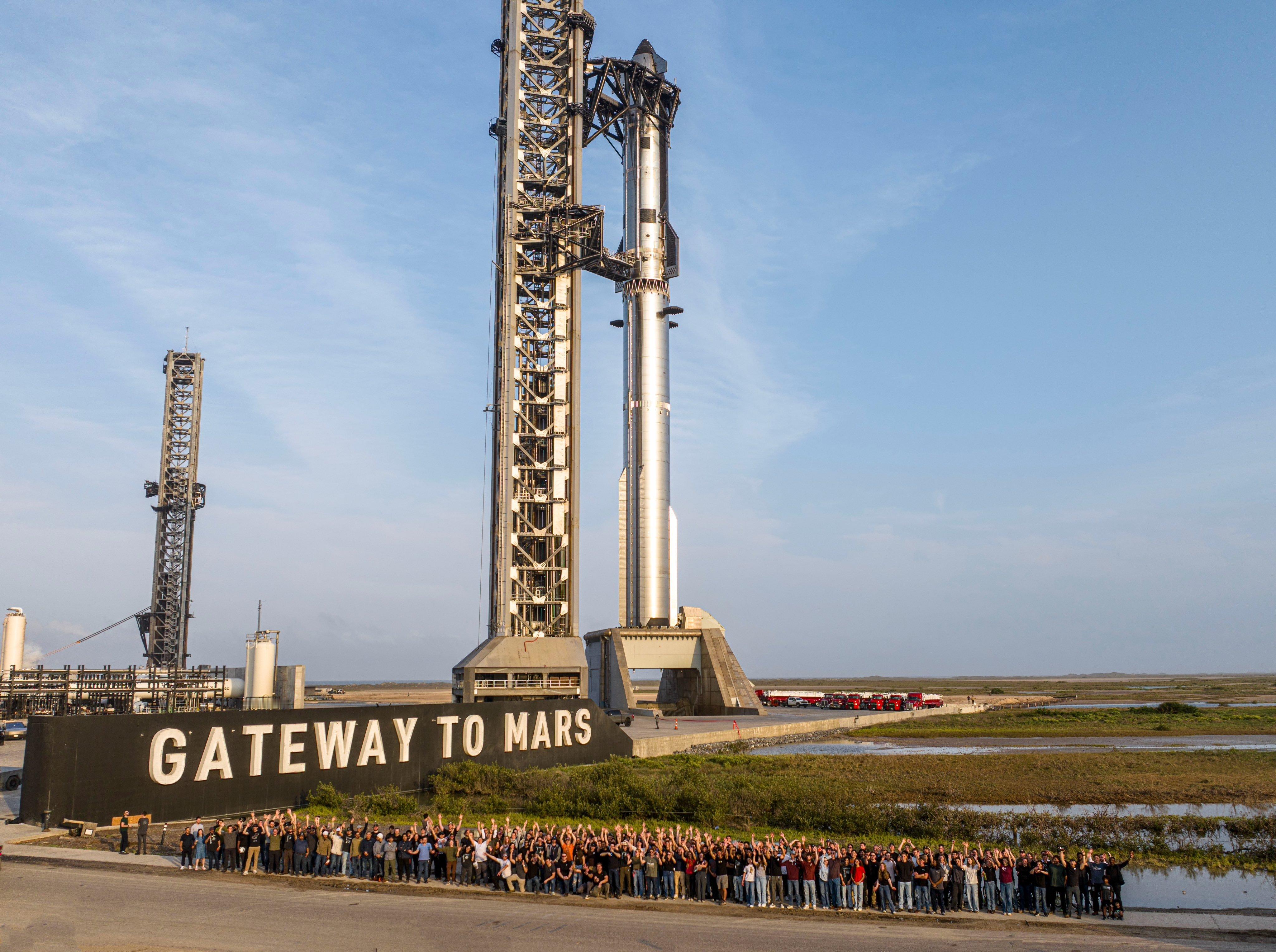 IFT-12：研发团队和星舰合影SpaceX星舰