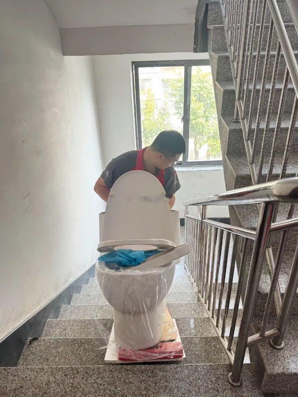 哪个行业干久了，你都能成专家！把马桶搬下楼，研究生学历也不一定能想出这办法。今天