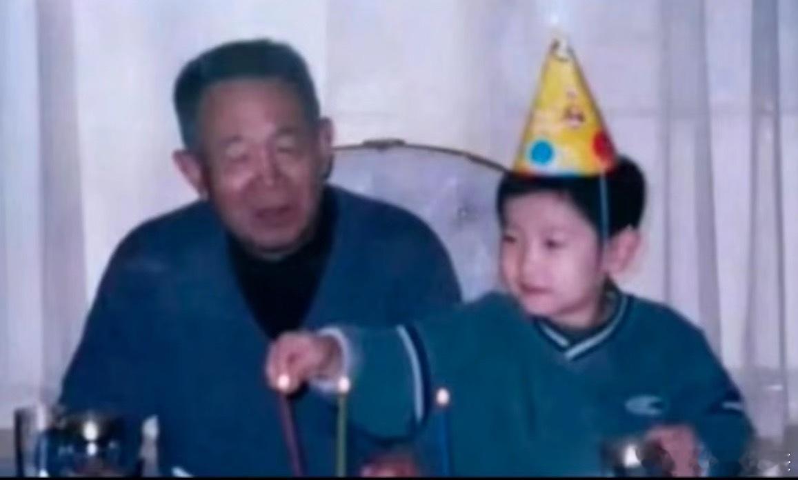 捧起蛋糕就会甜甜微笑的仪式感小猪接下来的路会陪你一起走​​​